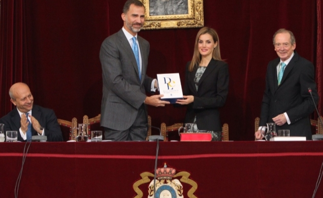 Sus Majestades los Reyes con el diccionario de la Lengua Española "Edición del Tricentenario"